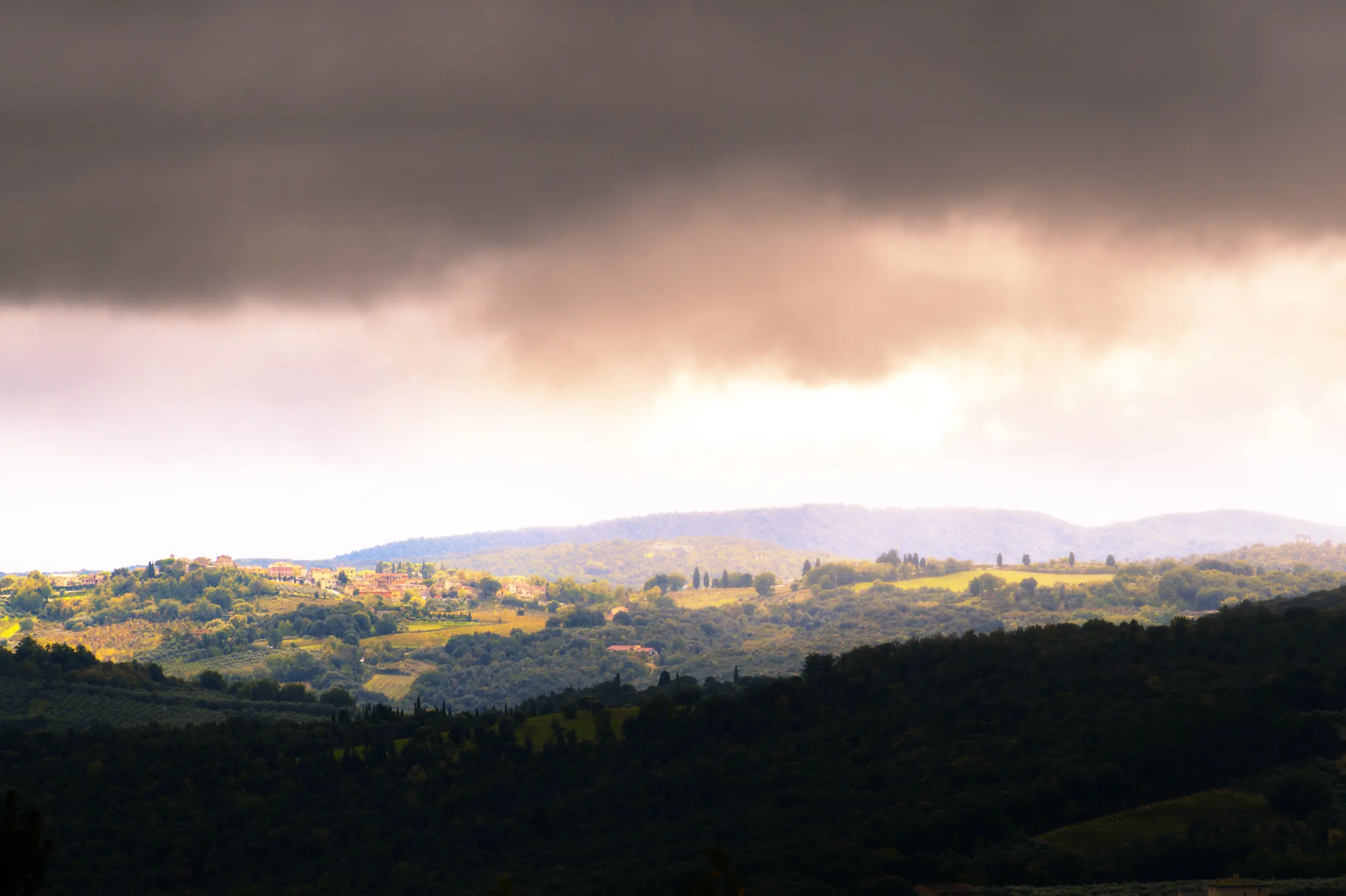 Dunkle Wolken über der Toskana